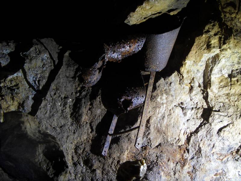 61_wp_ladder_ventnrcalcitejunc.jpg - Ventilation trunking and steel ladder before the entrance to the Maze.