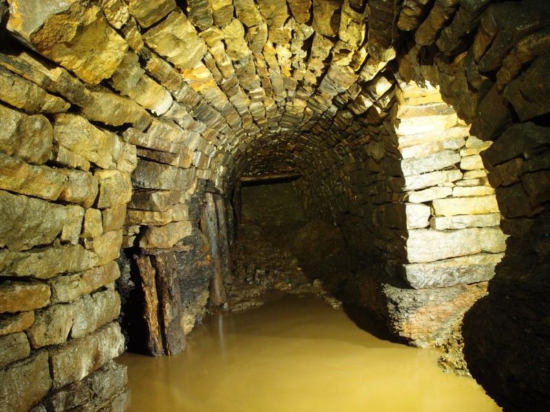 P7259788.JPG - Junction in the main level. Crosscut on left.