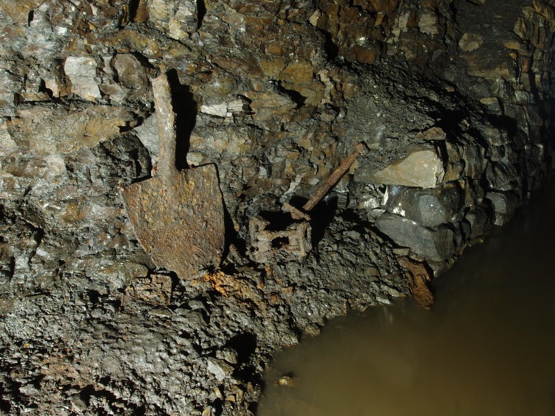 P7259793.JPG - Spade and a few metal artefacts.