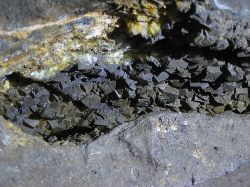 IMG_5524.JPG - Fluorite crystals in the roof of the flats.