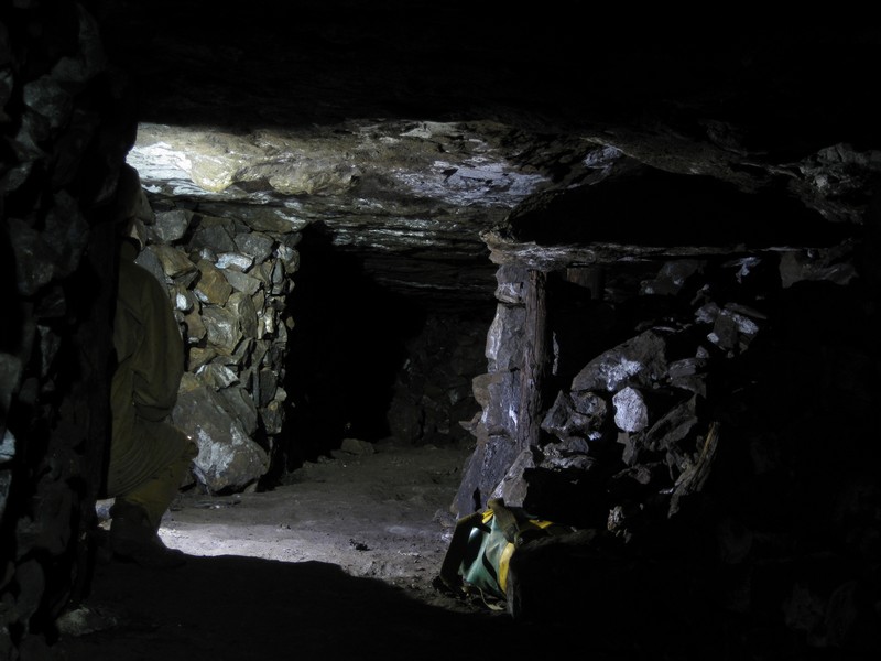 IMG_5530.JPG - Walling and wooden pillar in the flats.