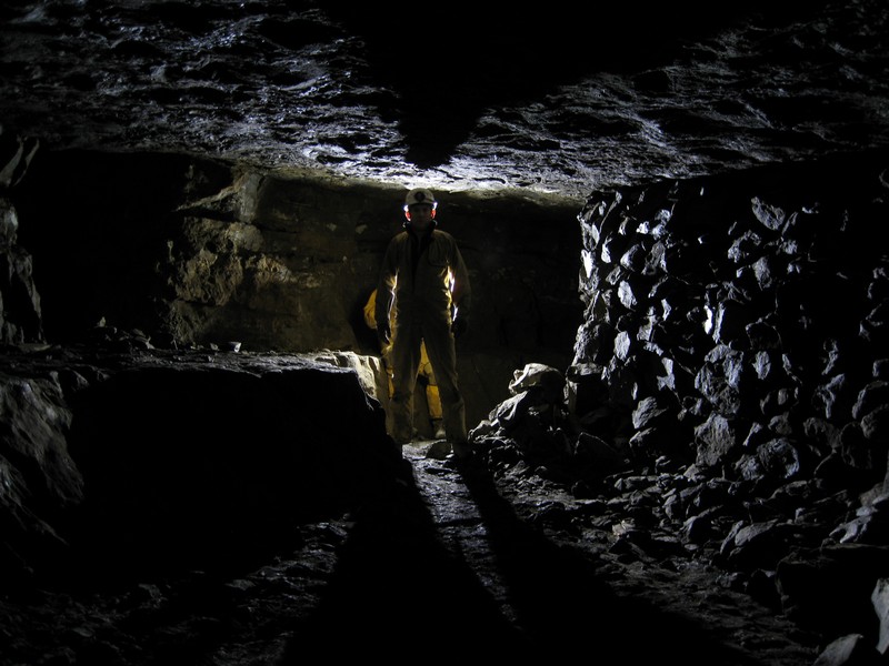 IMG_5532.JPG - Rock shelf and walling.
