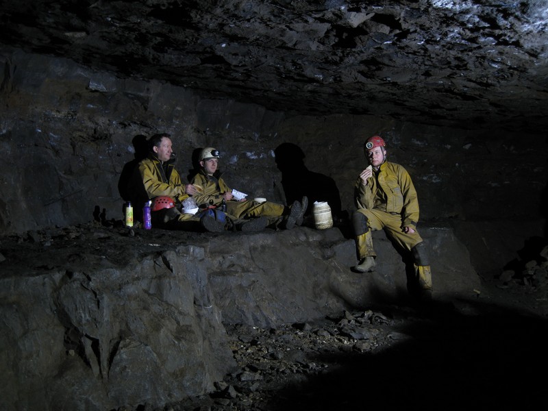 IMG_5534.JPG - Lunch on the shelf, a ready made comfortable seat for once.