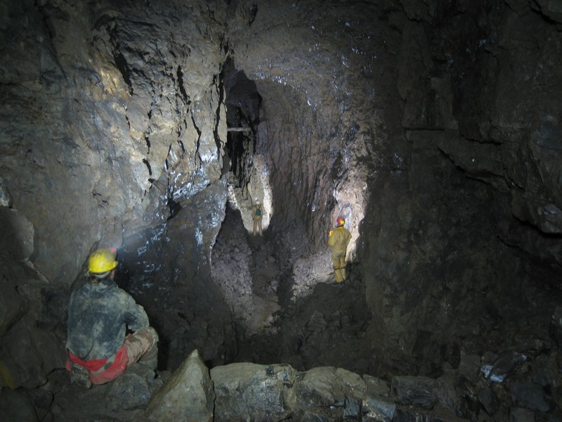 IMG_5557.JPG - Looking down on to the horse level, this gives an idea of the large size of the stoping in this part of the mine.