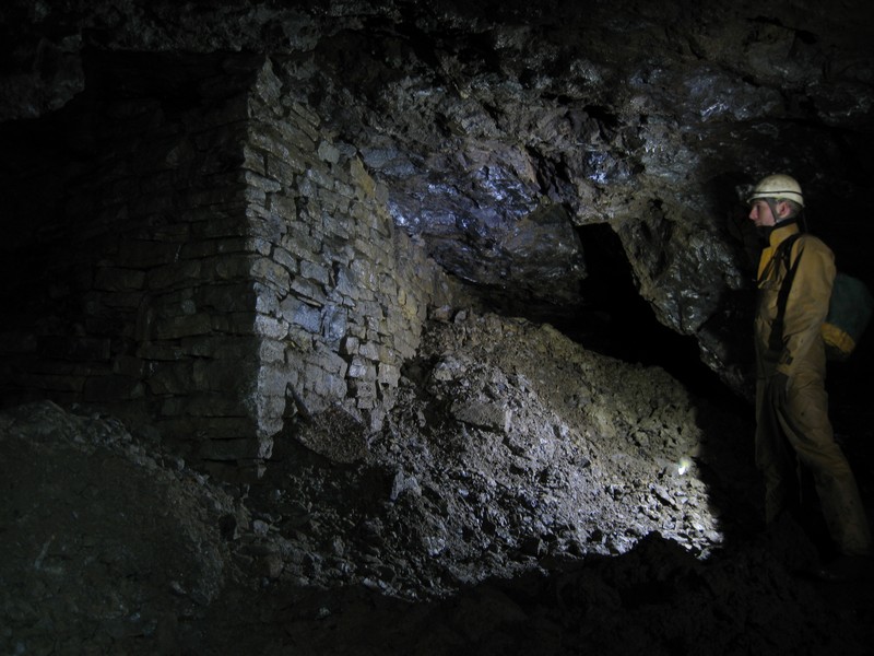 IMG_5568.JPG - A large stone walled pillar.