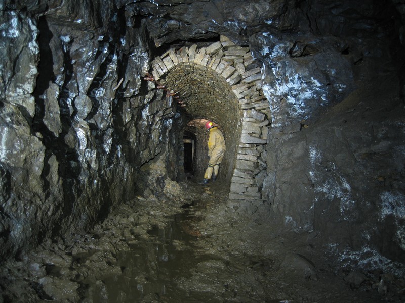 IMG_5584.JPG - Arching near the entrance falls.