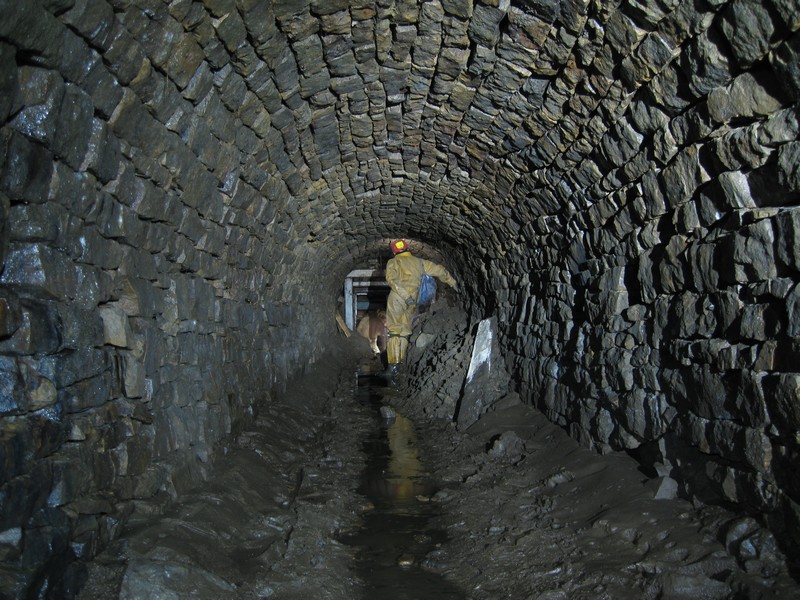 IMG_5585.JPG - Passing through the door.