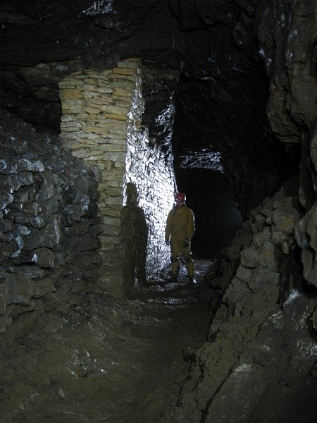 Img_5576.jpg - Another view of the stone walled pillar.