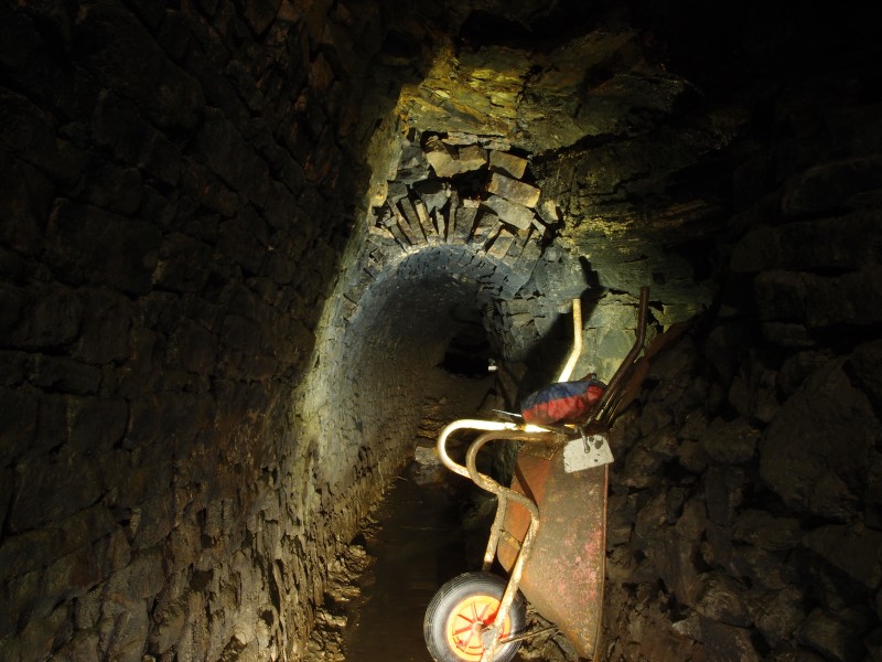 P7260279.JPG - Wheel barrow and water line mark at the arching!