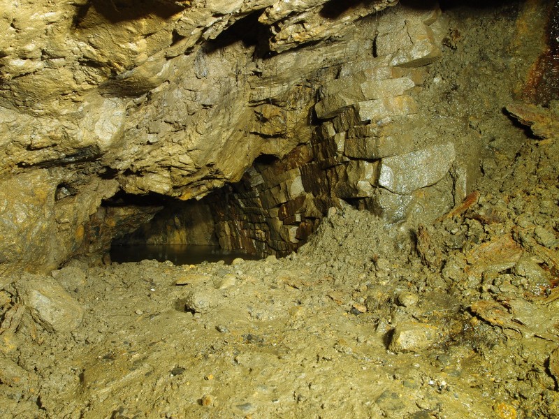 P7260290.JPG - Spur of the main level and fall in chamber creating a little grotto.