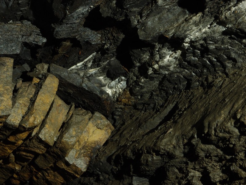 P7260323.JPG - Shelf in wall for stone arching.