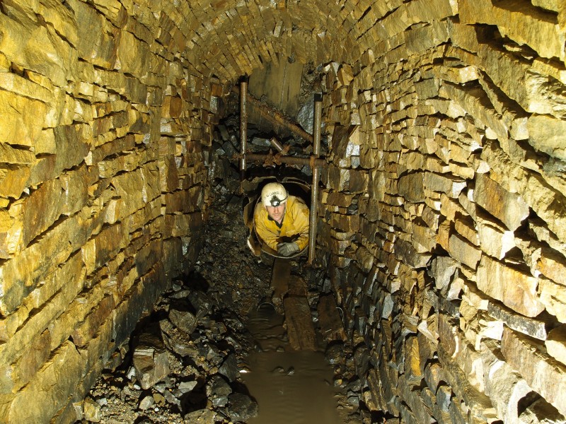 P7260329.JPG - Oil drum dig.