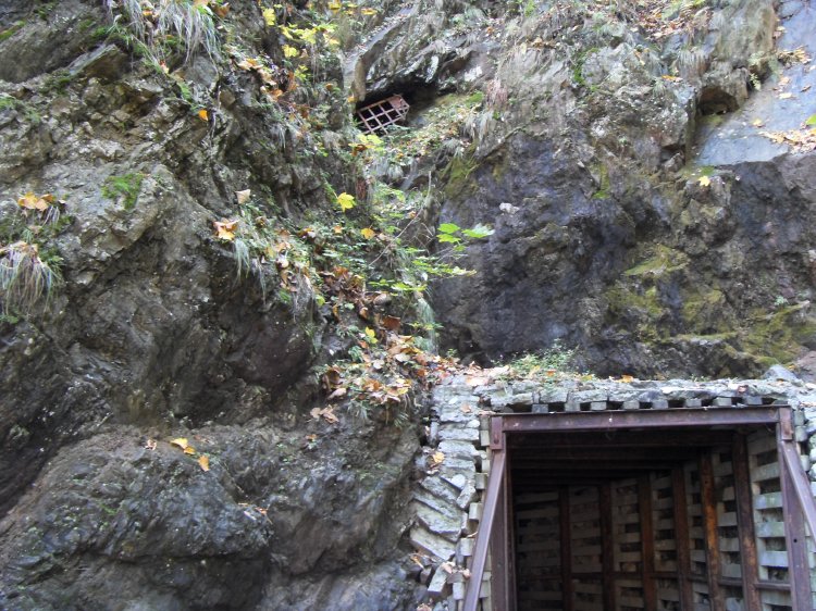 zs_adit2entrance_c.jpg - The orginal entrance to the Black Upper Level can be seen in the top centre.