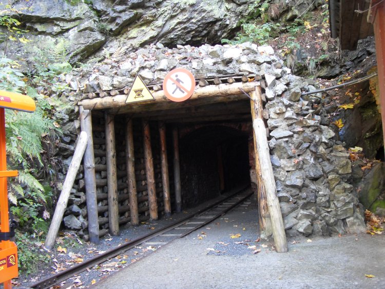 zs_adit2exit.jpg - The adit from the Black Lower Level that we came out from.