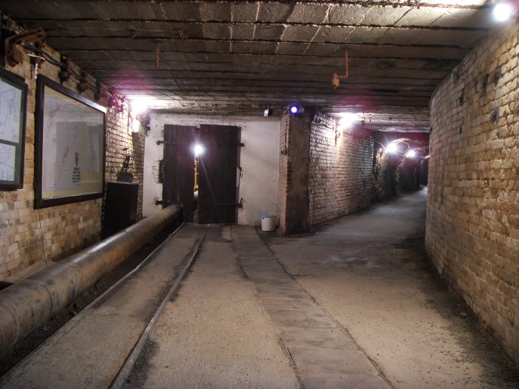 zs_tourist01.jpg - Looking to the 2 portals, the one on the right was the entrance, and at the end of the tour of this section we exited via the one on the left, having gained entrance into the passage via another route past the doors.