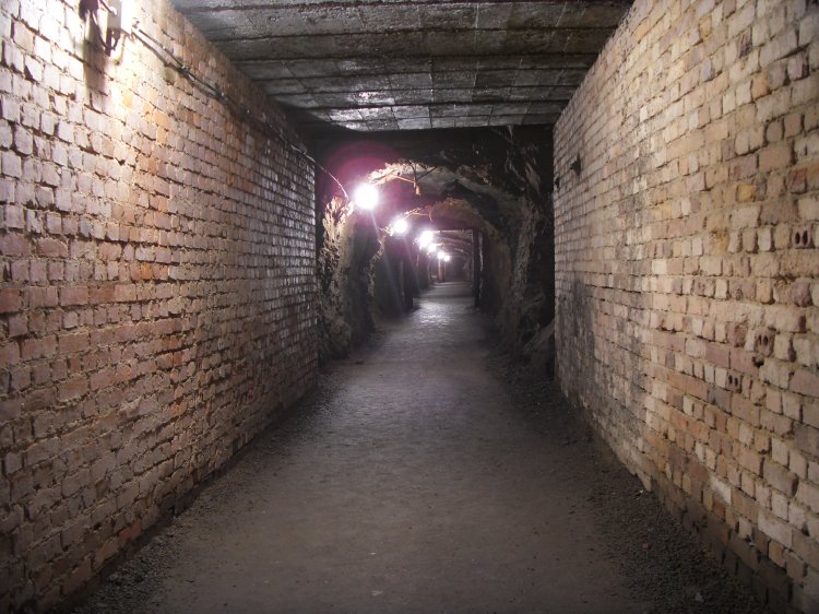 zs_tourist02.jpg - Beginning of rock passage way. Upto now, the level has been brick walled with a concrete roof.