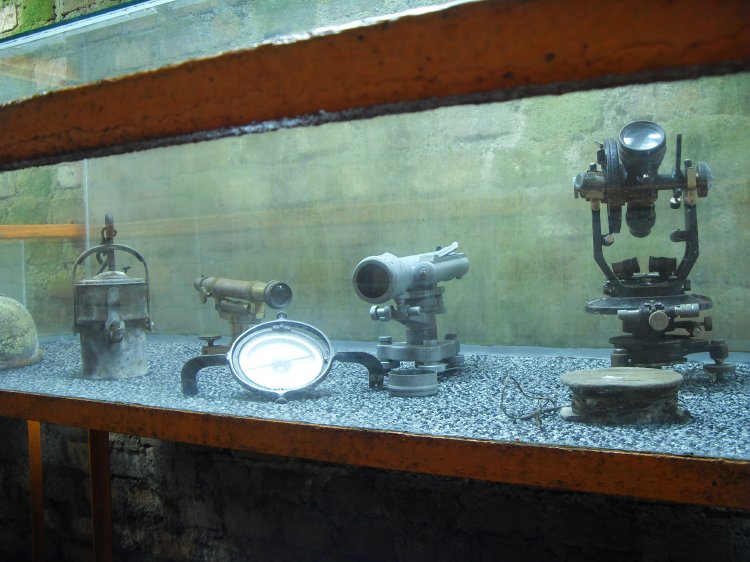 zs_tourist06.jpg - Display of survey equipment.