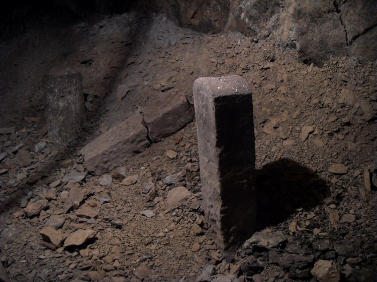 zs_tourist12.jpg - Just within the entrance these stone pillars could be seen, the guide did not say what they where.