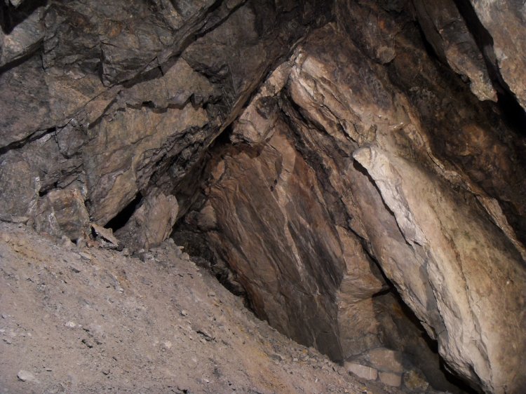 zs_tourist13.jpg - A little further in and we have the nesting sight of some bats. The two dark ovals in the centre of the photograph. Apparently non the worse for having visitors all the time.