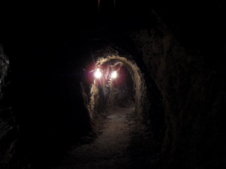 zs_tourist15.jpg - Dark passage.