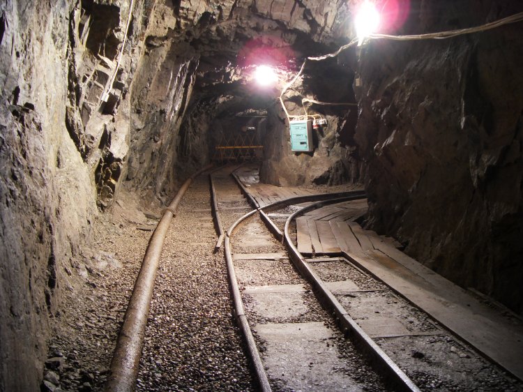 zs_tourist22.jpg - Nice junction, but not sure how real wheels would fair on the 'points'.