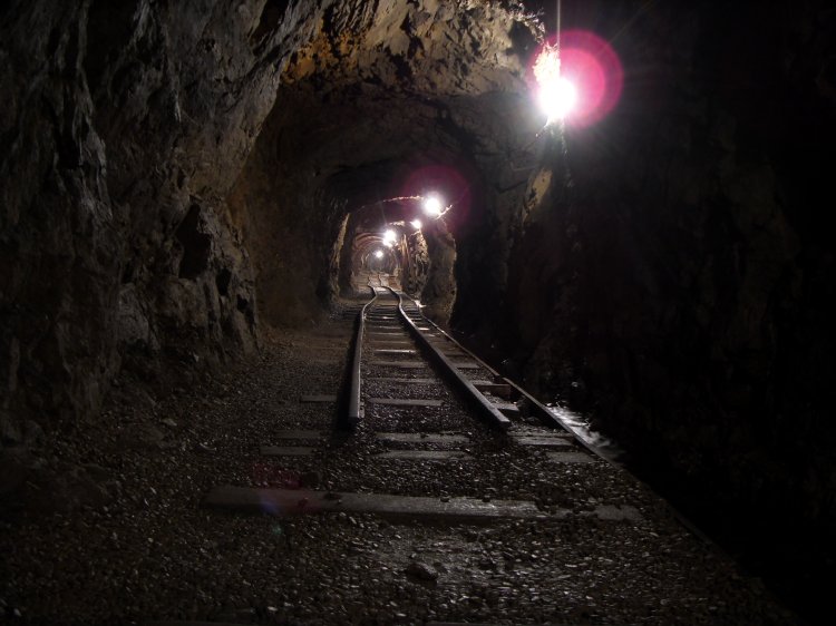 zs_tourist24.jpg - Further along the same level, Further along the same level, eventually you get on board a loco and have a ride out to daylight.