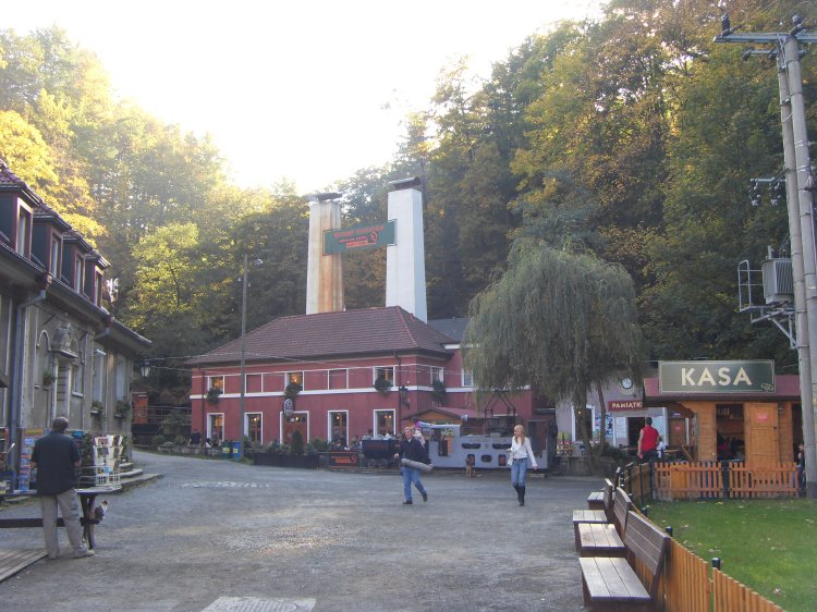 zs_surface01.jpg - The main entrance area of the mine. The large building with the 2 chimneys is the old forge, now a restaurant and bar (always a bar around in Poland).