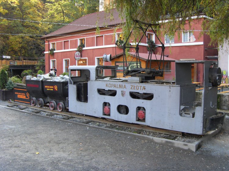 zs_surface03.jpg - A very interesting loco, powered by overhead cables.