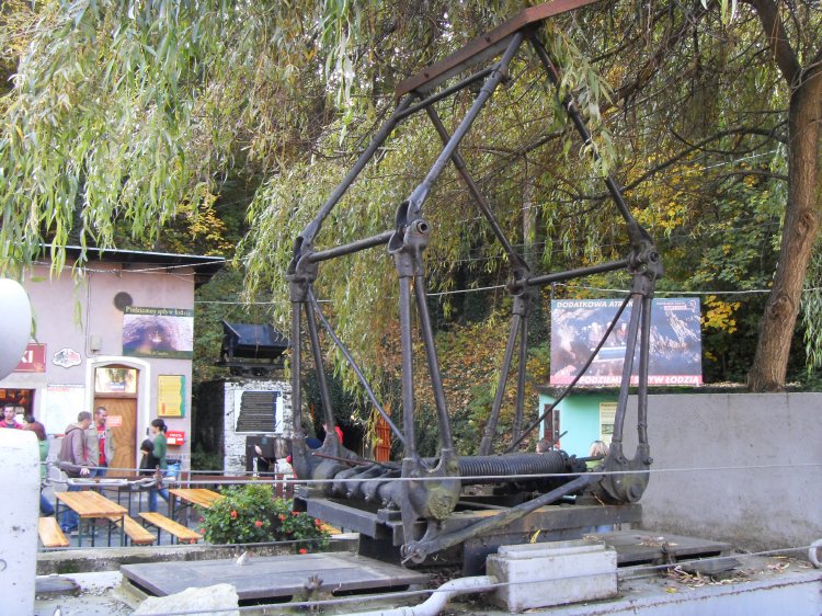 zs_surface08.jpg - Overhead power cable coupler.