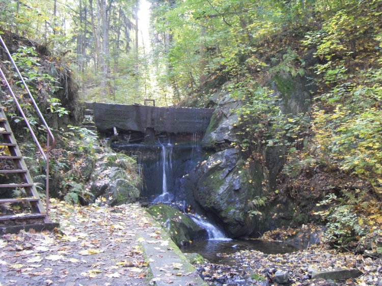 zs_surface10.jpg - Small dam and reservoir.